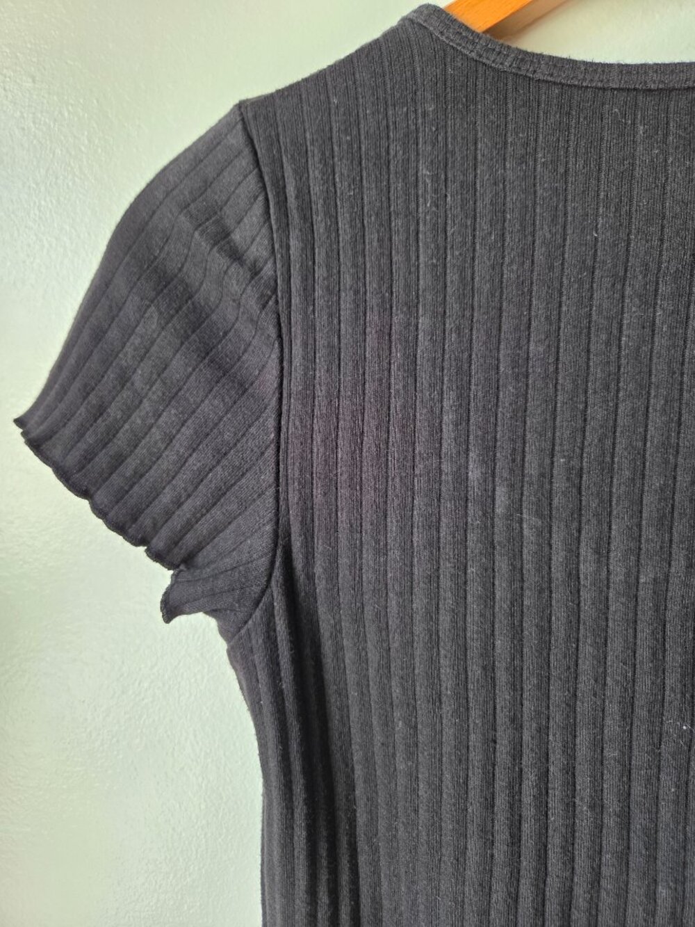 EUC AMERICAN EAGLE RIBBED SCOOP NECK TEE BUTTONED SIZE SMALL - Picture 6 of 12